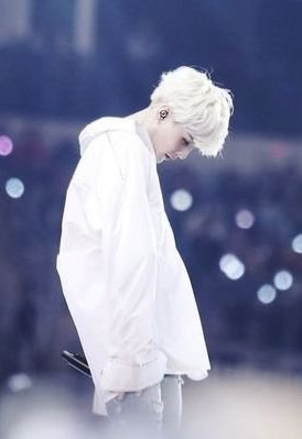 Quần Áo Thủy Thủ Và Giày Chơi Bóng Màu Trắng